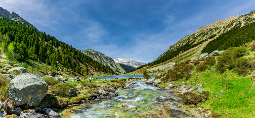 Gebirgsbach in den Bergen