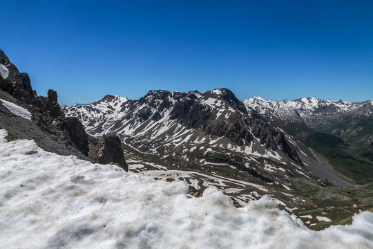 Paysage de la Haute Ubaye au printemps ,vue Vallon du Lauzanier Alpes , France