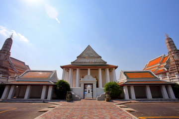 Obraz premium The entrance and in front of Wat Thepthidaram Worawihan was built during the reign of King Rama III of Rattanakosin. Bangkok, Thailand