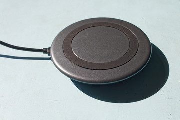 Ładowarka bezprzewodowa na stole © Miroslaw