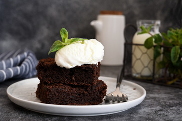 Chocolate brownie with ice cream - a classic American dessert.