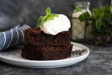 Chocolate brownie with ice cream - a classic American dessert.
