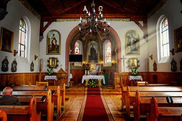 Fototapeta na wymiar Promienie światła wpadające do wnętrza kościoła