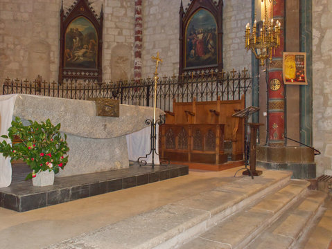 Autel en pierre de l'&eacute;glise de Montflanquin village du d&eacute;partement du Lot et Garonne un des plus beau village de France