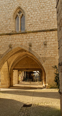 Fenêtre d'église et arcades à Montflanquin village du département du Lot et Garonne un des plus beau village de France