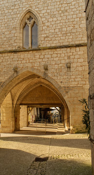 Fen&ecirc;tre d'&eacute;glise et arcades &agrave; Montflanquin village du d&eacute;partement du Lot et Garonne un des plus beau village de France