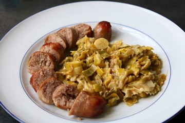 Saucisse et fondue de poireaux.