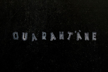 Quarantäne als weisser Stempel, auf einer schwarzen Tafel