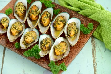 Baked green mussels with garlic butter herb sauce 