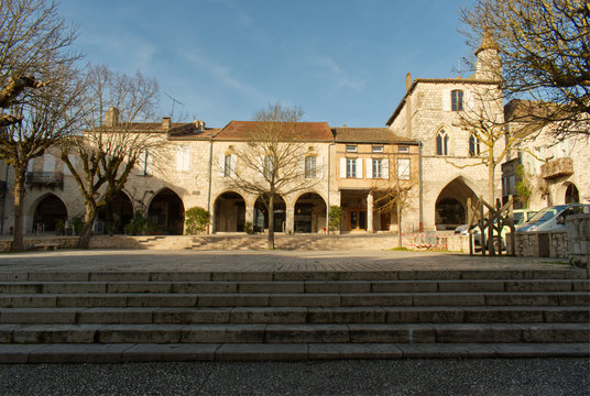 Place principale &agrave; Montflanquin village du d&eacute;partement du Lot et Garonne un des plus beau village de France