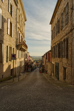 Une rue en perspective &agrave; Montflanquin village du d&eacute;partement du Lot et Garonne un des plus beau village de France