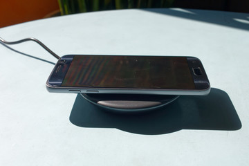 Smartfon na ładowarce bezprzewodowej
