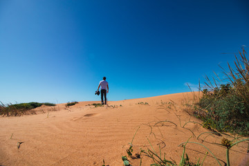 hombre caminando por la arena del desierto