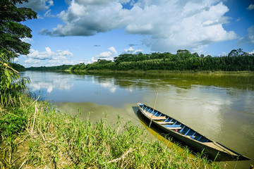 rio azul amazonia con barco