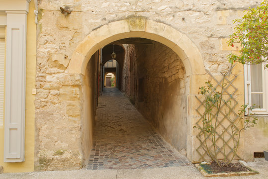 Un passage en enfilade &agrave; Montflanquin village du d&eacute;partement du Lot et Garonne un des plus beau village de France
