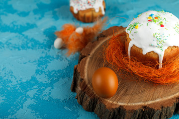 Fototapeta na wymiar Homemade Easter cake and painted eggs on the table