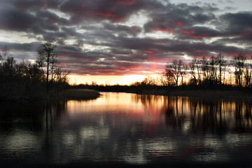 Fototapeta na wymiar Evening sunset on the river.