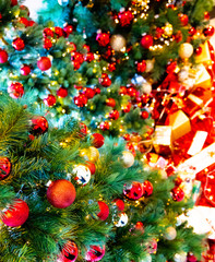 Fototapeta na wymiar Weihnachten Weihnachtsbaum Kugeln christmas rot gold red