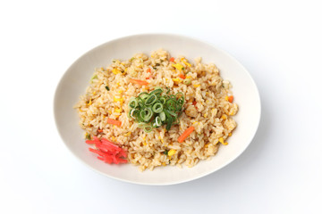 お皿にのせた 焼き飯 チャーハン 白背景