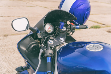 View of the fuel tank and steering wheel of a motorcycle with mirrors