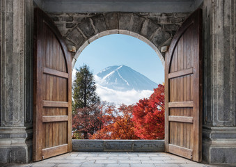 Fototapety  Otwórz duże drewniane drzwi z górą Fuji-san i jesiennym klonem na niebieskim niebie