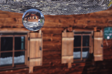 die durchgangalm in rauris in einer kugel aus glas gesehen in salzburg nationalpark hohe tauern