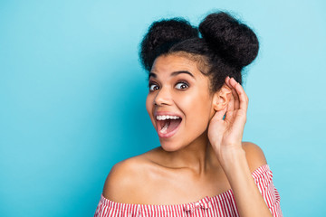 Closeup photo of pretty dark skin lady open mouth arm near ear listen fresh interesting rumours...