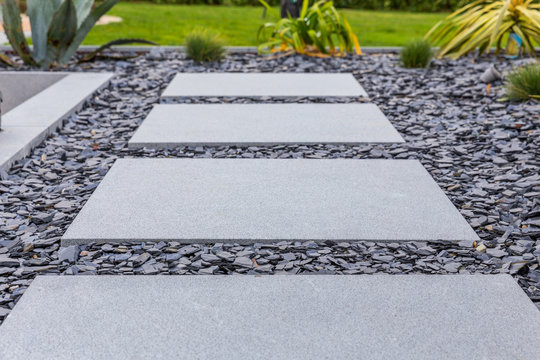 all&eacute;e de jardin en dalle de pierre
