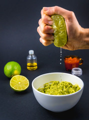 Squeeze the lime in the avocado. Recipe to prepare a nice guacamole