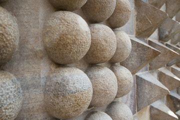 Sintra, Umland Lissabon, Portugal: Aussenwände mit halben Kugeln und Pyramiden aus Stein verziert...