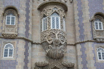 Detailansichten Palácio da Pena in Sintra, Umland Lissabon, Portugal: Das Tritontor mit Erker von einem Seeungeheuer bewacht und mit Muscheln und traditionellen Keramik Fliesen Azulejos verziert