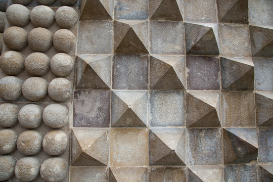 Sintra, Umland Lissabon, Portugal: Aussenwände mit halben Kugeln und Pyramiden aus Stein verziert - Detail Ansichten Palácio da Pena © blickwinkel2511