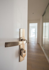ouverture de porte intérieur sur maison