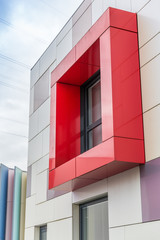 bâtiment de bureaux fenêtres rouge et colorés