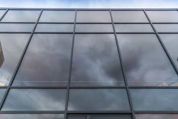 bâtiment de bureaux en verre avec réflexions