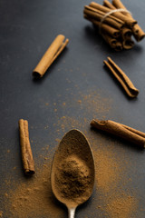 Cuchara con canela en polvo y canela en rama