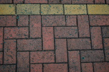 Piso intertravado de concreto vermelho e  amarelo