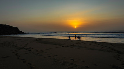 surf en la playa con atardecer y sol en mar con olas