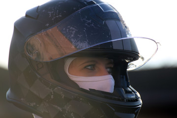 Rennfahrerin mit Helm und Balaclava