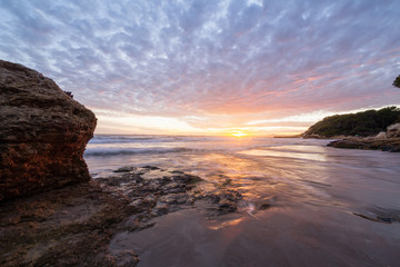 Atardecer soleado con nubes en la playa