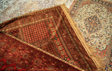 rozłożone wzorzyste perskie dywany na sprzedaż w iranie - obrazy, fototapety, plakaty