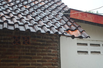 Naklejka premium rain on the roof of the mosque, karawang 22 march 2020