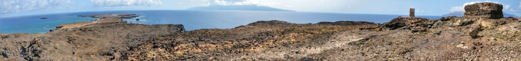 Obraz premium Cliff over the ocean on the islet of Djeu in Cabo Verde