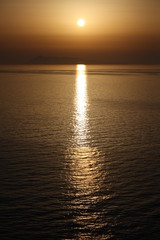 Fototapeta premium Beautiful landscapes as the sunset or sunrise at the sea, lakes or a cityscape in the crepuscular golden light.