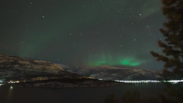 Timelapse of the Northern Lights with water in front