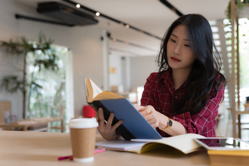 Naklejka premium Close up of young business woman big smiling from ear to ear while holding tablet in her hand at table, successful concept