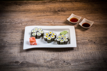 Fototapeta na wymiar plat japonais de sushi poisson frais