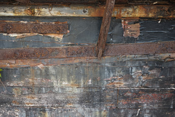 Hintergrund: rostiges Metall und morsches Holz