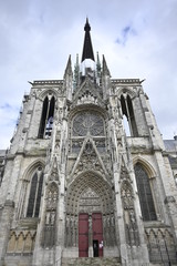 Fototapeta na wymiar Voici l'entré du côté droit de la cathédrale de Rouen en Normandie.