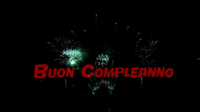 Buon Compleanno, sfondo nero e fuochi d'artificio